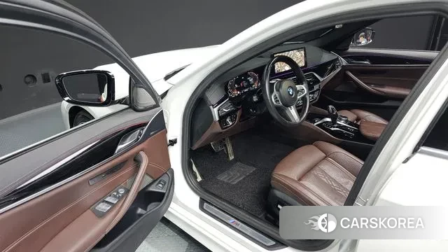 BMW 5 Series (G30) 2023 Белый из Кореи, фото 2