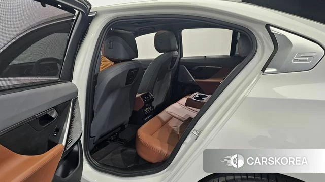 BMW 5 Series (G60) 2023 Белый из Кореи, фото 2