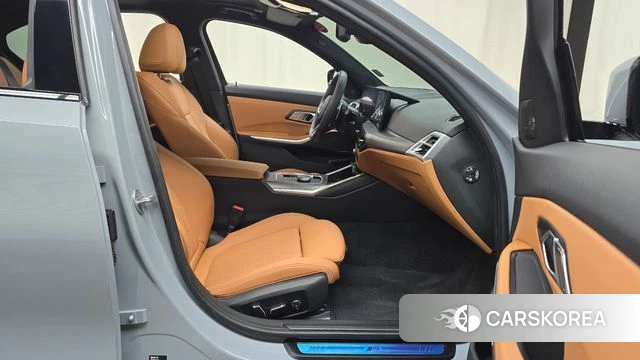 BMW 3 Series (G20) 2025 Светло-серебряный цвет из Кореи, фото 2