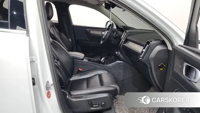 Volvo XC40 2023 Белый из Кореи, фото 2