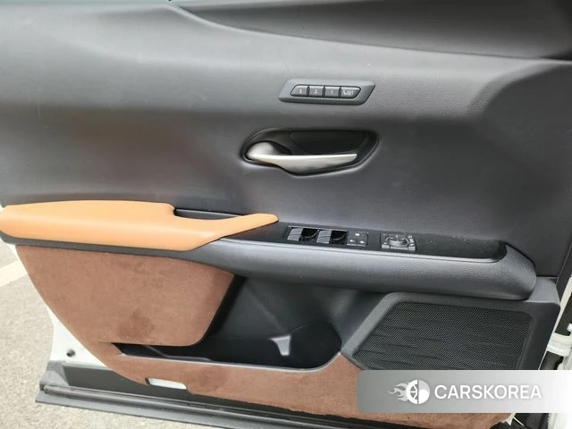 Lexus UX250h 2019 Белый из Кореи, фото 2