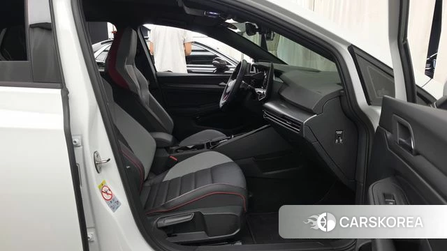 Volkswagen Golf 8th Generation 2025 Белый из Кореи, фото 2