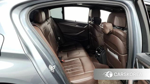 BMW 5 Series (G30) 2018 Серебристо-серый из Кореи, фото 2