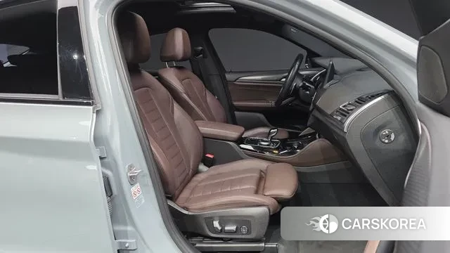 BMW X4 (G02) 2023 Светло-серебряный цвет из Кореи, фото 2