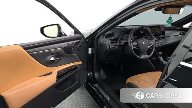 Lexus ES300h 7th generation 2023 Черный из Кореи, фото 2