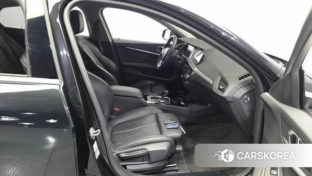 BMW 1 Series (F40) 2021 Черный из Кореи, фото 2