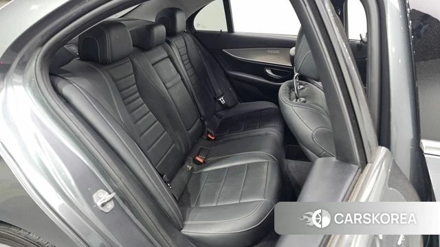Mercedes-Benz E-Class W213 2018 Серебристо-серый из Кореи, фото 2