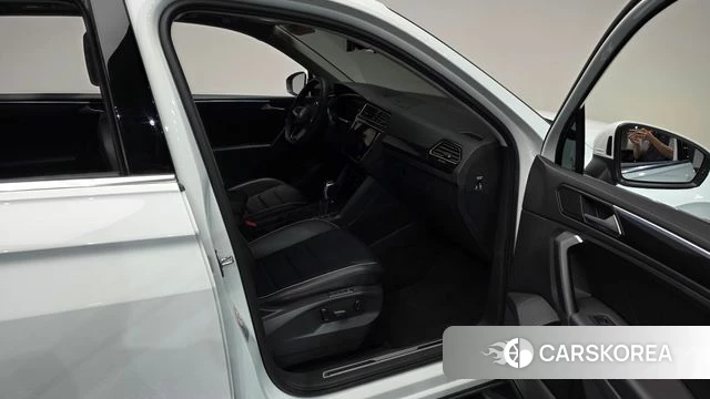 Volkswagen Tiguan second Generation 2024 Белый из Кореи, фото 2