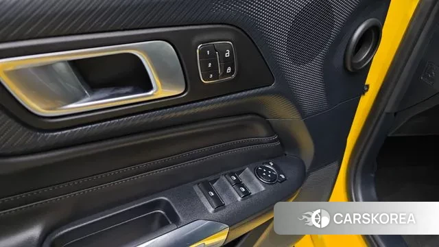 Ford Mustang 7th Generation 2024 Желтый из Кореи, фото 2