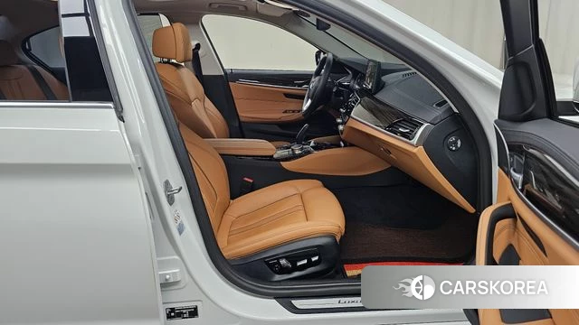 BMW 5 Series (G30) 2023 Белый из Кореи, фото 2