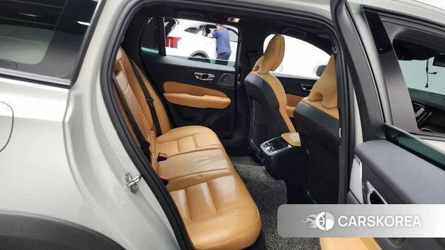 Volvo V60 Cross-Country 2nd Generation 2021 Белый из Кореи, фото 2