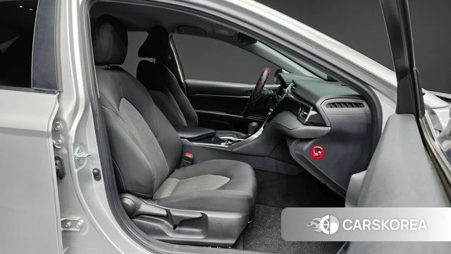 Toyota Camry (XV70) 2019 Серебристо-серый из Кореи, фото 2