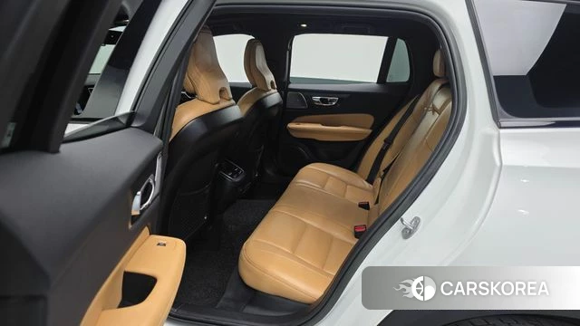 Volvo V60 Cross-Country 2nd Generation 2023 Белый из Кореи, фото 2