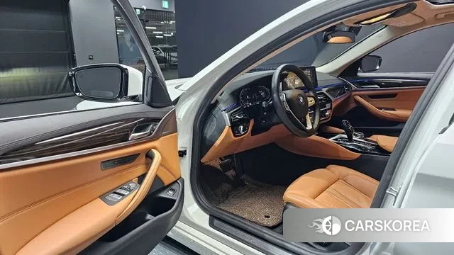 BMW 5 Series (G30) 2022 Белый из Кореи, фото 2