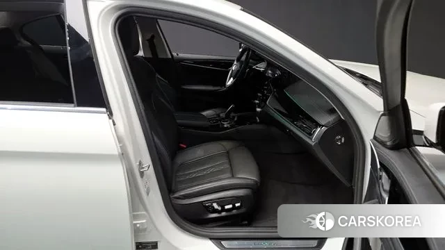 BMW 5 Series (G30) 2021 Белый из Кореи, фото 2