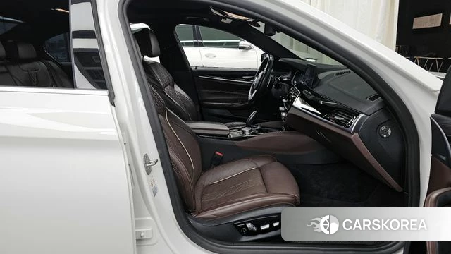 BMW 5 Series (G30) 2018 Белый из Кореи, фото 2
