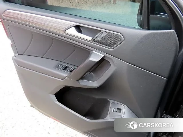 Volkswagen Tiguan Allspace 2023 Серебристо-серый из Кореи, фото 2