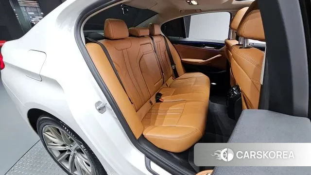 BMW 5 Series (G30) 2018 Белый из Кореи, фото 2