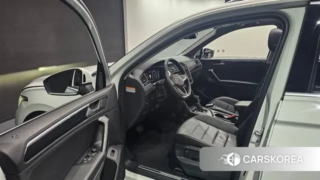 Volkswagen Tiguan second Generation 2022 Белый из Кореи, фото 2