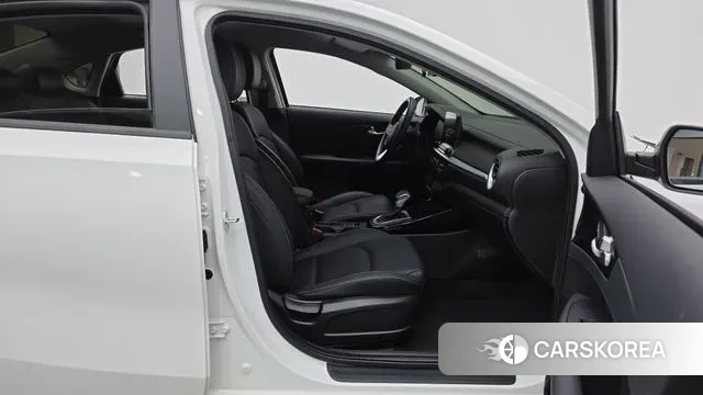 Kia The New K3 2nd generation 2023 Белый из Кореи, фото 2