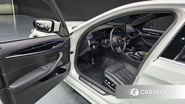 BMW 5 Series (G30) 2023 Белый из Кореи, фото 2