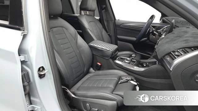 BMW X4 (G02) 2024 Светло-серебряный цвет из Кореи, фото 2