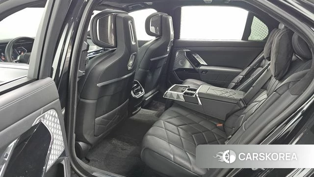 BMW 7 Series (G70) 2023 Черный из Кореи, фото 2