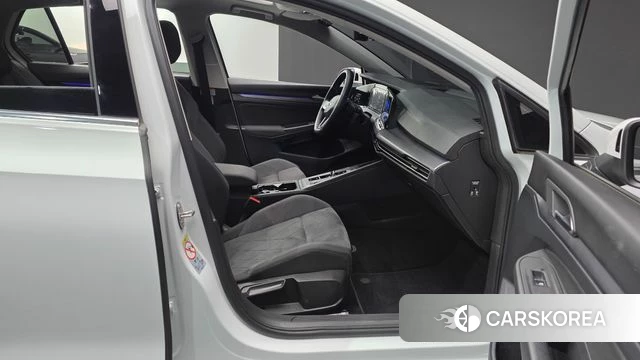 Volkswagen Golf 8th Generation 2022 Белый из Кореи, фото 2