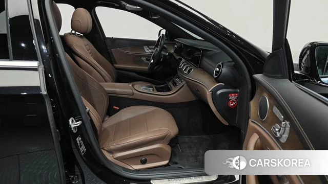 Mercedes-Benz E-Class W213 2021 Черный из Кореи, фото 2