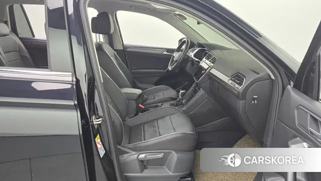 Volkswagen Tiguan Allspace 2022 Черный из Кореи, фото 2