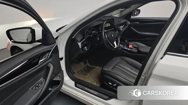 BMW 5 Series (G30) 2019 Белый из Кореи, фото 2