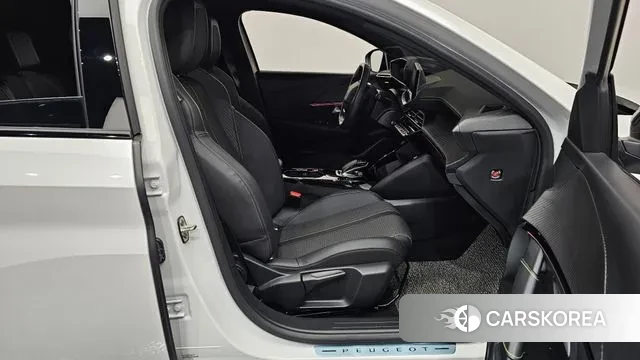 Peugeot e-208 second Generation 2021 Белый из Кореи, фото 2