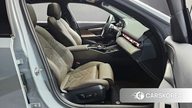 BMW 5 Series (G60) 2025 Светло-серебряный цвет из Кореи, фото 2
