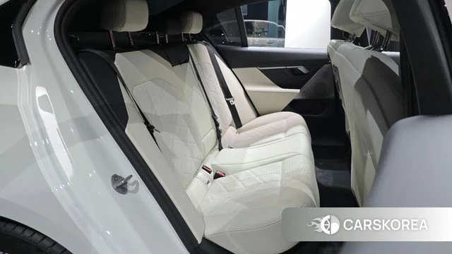 BMW 5 Series (G60) 2025 Белый из Кореи, фото 2