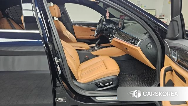 BMW 5 Series (G30) 2022 Черный из Кореи, фото 2