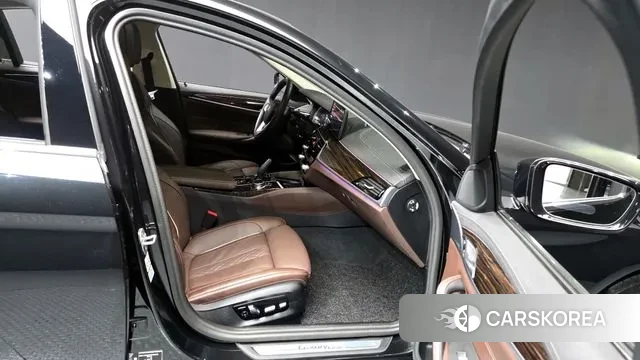 BMW 5 Series (G30) 2023 Черный из Кореи, фото 2