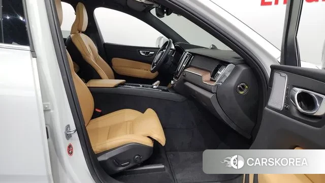 Volvo XC60 second Generation 2022 Белый из Кореи, фото 2