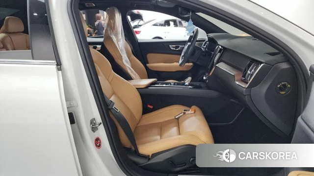 Volvo S60 3rd generation 2021 Белый из Кореи, фото 2