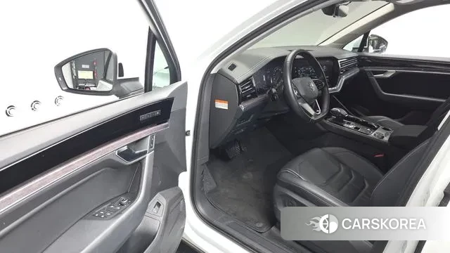 Volkswagen Touareg 3rd generation 2020 Белый из Кореи, фото 2