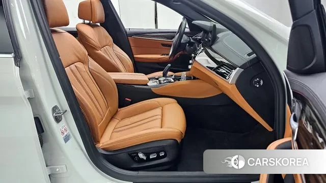 BMW 5 Series (G30) 2021 Белый из Кореи, фото 2