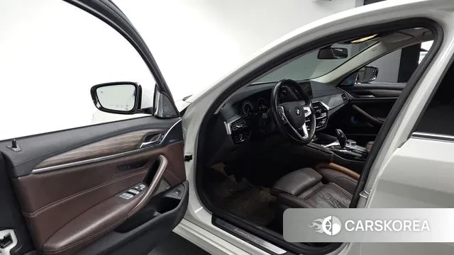 BMW 5 Series (G30) 2019 Белый из Кореи, фото 2