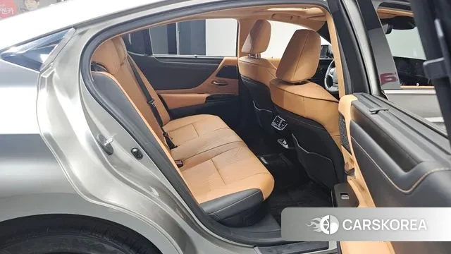 Lexus ES300h 7th generation 2022 Серый из Кореи, фото 2