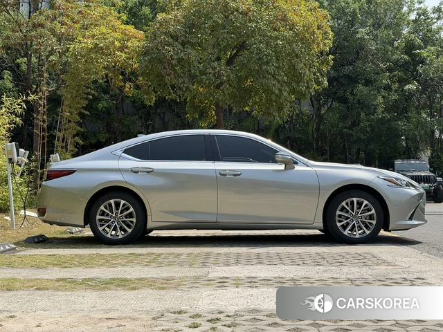 Lexus ES 2022 Серебристо-серый из Китая, фото 2
