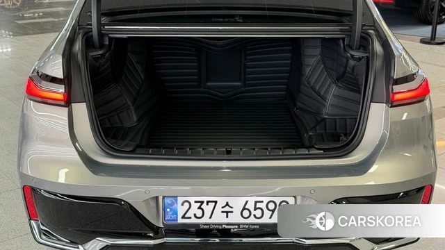 BMW 7 Series (G70) 2024 Песочный из Кореи, фото 2