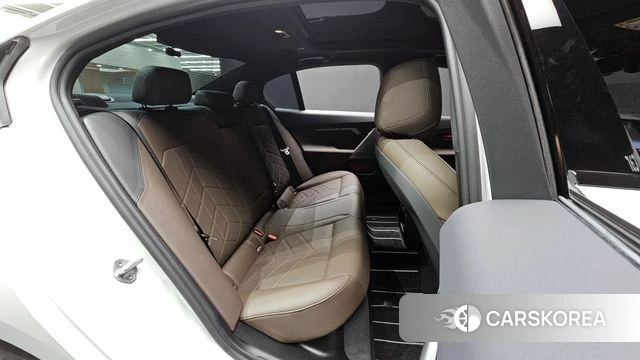 BMW 5 Series (G60) 2025 Белый из Кореи, фото 2