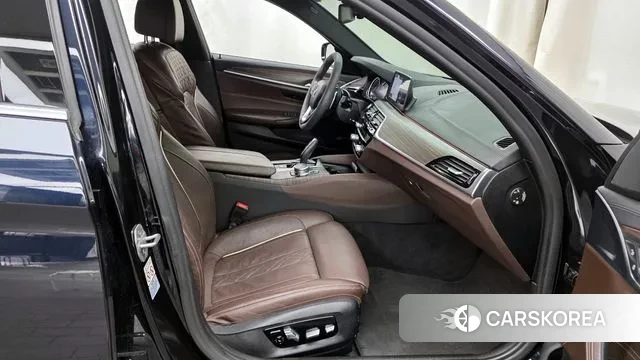 BMW 5 Series (G30) 2018 Черный из Кореи, фото 2