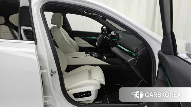 BMW 5 Series (G60) 2025 Белый из Кореи, фото 2