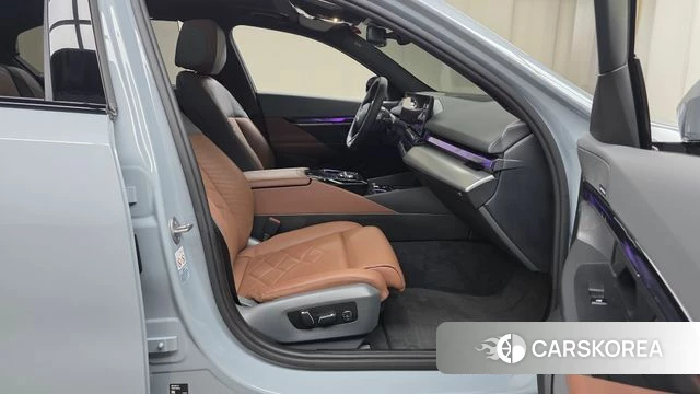 BMW 5 Series (G60) 2024 Цвет галактики из Кореи, фото 2