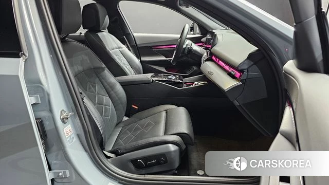 BMW 5 Series (G60) 2024 Светло-серебряный цвет из Кореи, фото 2