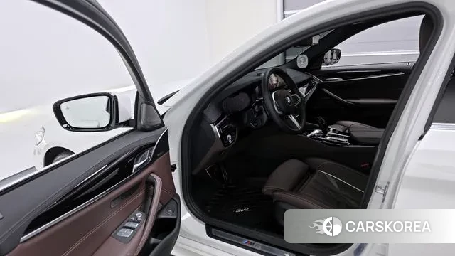 BMW 5 Series (G30) 2022 Белый из Кореи, фото 2